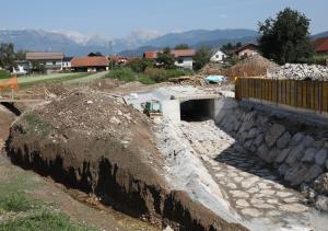 Foto4 V Dobu je zgrajena mostna konstrukcija in škarpa ob Hujskem potoku. Nadaljujemo z gradnjo skalometa ob strugi.